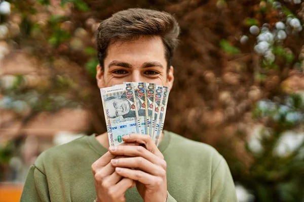 Fiatal Spanyol Férfi Mosolyog Boldog Takaró Arc Perui Talp Bankjegyek — Stock Fotó