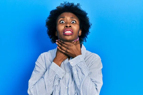 Jonge Afro Amerikaanse Vrouw Draagt Casual Kleding Schreeuwend Verstikkend Omdat — Stockfoto