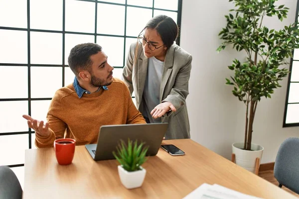 İşadamı, ofisteki patronu yüzünden çok çalışıp strese girmiş..
