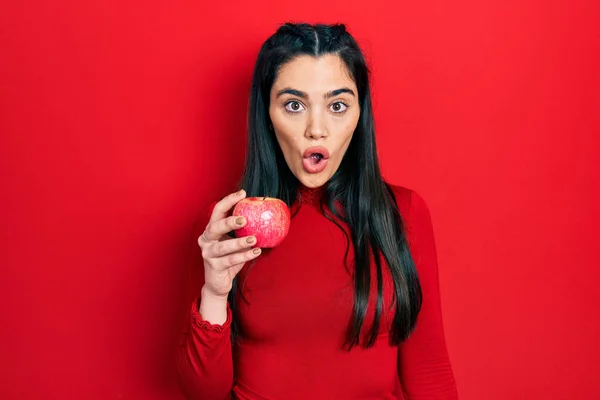 사과를 태평양 소녀는 놀라움 과믿을 수없는 표정을 표정으로 벌렸다 — 스톡 사진