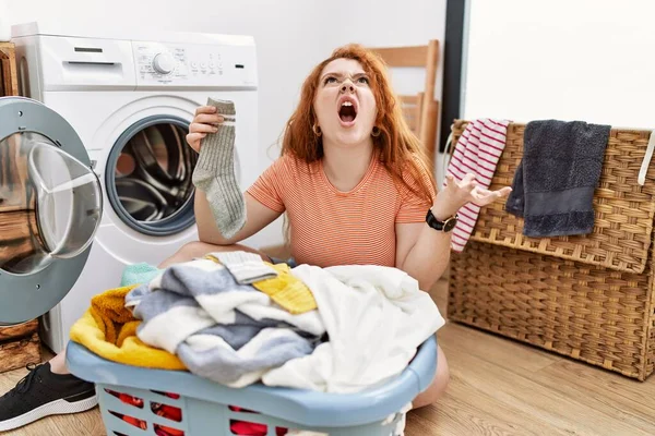 Ung Rödhårig Kvinna Lägger Smutstvätt Tvättmaskin Galen Och Galen Skrika — Stockfoto