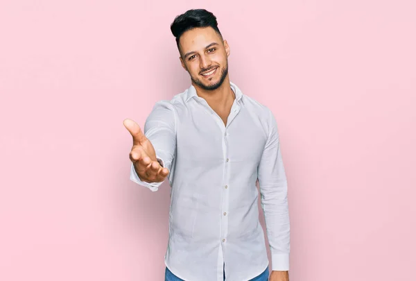 Mladý Arabský Muž Neformálním Oblečení Přátelsky Usmívající Nabízející Potřesení Rukou — Stock fotografie