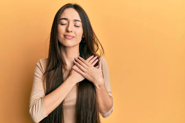 Chica Hispana Joven Con Ropa Casual Sonriendo Con Las Manos — Foto de Stock