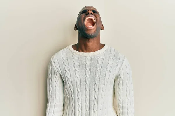 若いアフリカ系アメリカ人の男性は怒り狂ったカジュアルな服を着て怒りと怒りを叫び 怒りで叫んでいる 怒りと攻撃的な考え方 — ストック写真