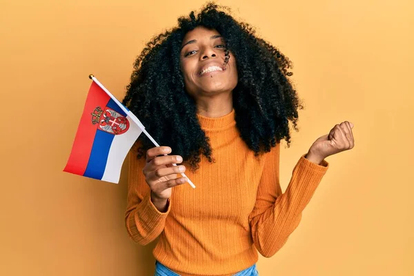 Африканская Американка Афроволосами Держа Сербский Флаг Гордо Кричит Празднуя Победу — стоковое фото
