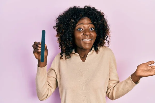 Молодая Африканская Американка Использует Файл Ногтей Празднования Достижения Счастливой Улыбкой — стоковое фото