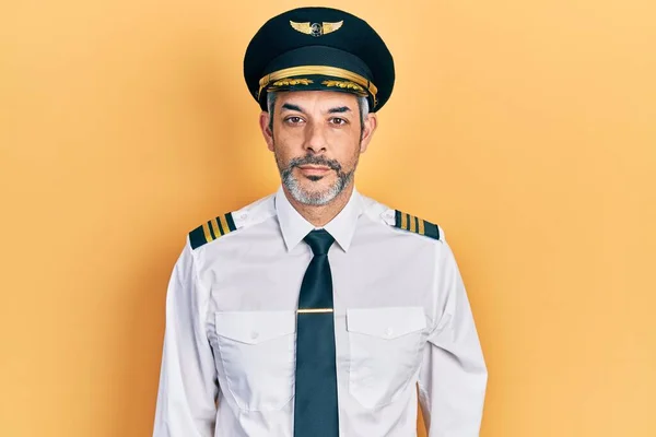 Schöner Mann Mittleren Alters Mit Grauen Haaren Flugzeugpilotenuniform Entspannt Mit — Stockfoto