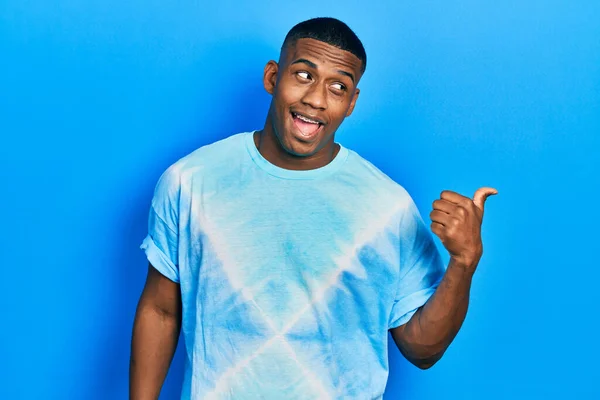 Young Black Man Wearing Tye Die Shirt Smiling Happy Face — Stock Photo, Image