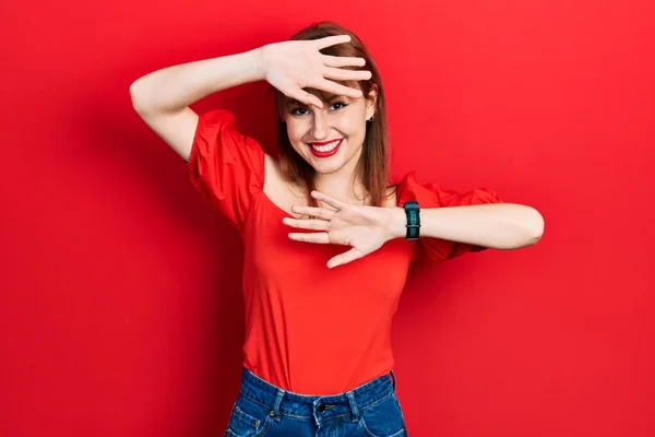 Ruiva Jovem Mulher Vestindo Casual Camiseta Vermelha Sorrindo Alegre Jogando — Fotografia de Stock