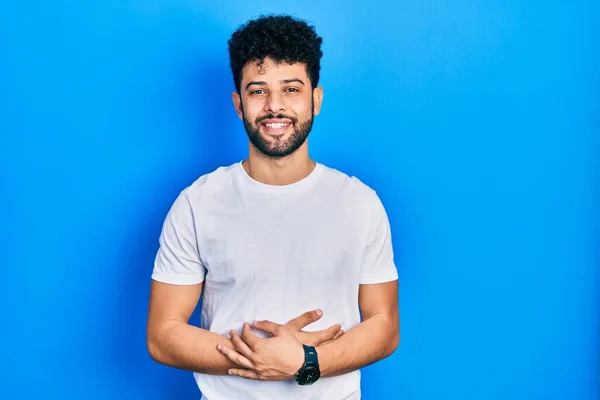 Jonge Arabische Man Met Baard Draagt Casual Wit Shirt Met — Stockfoto