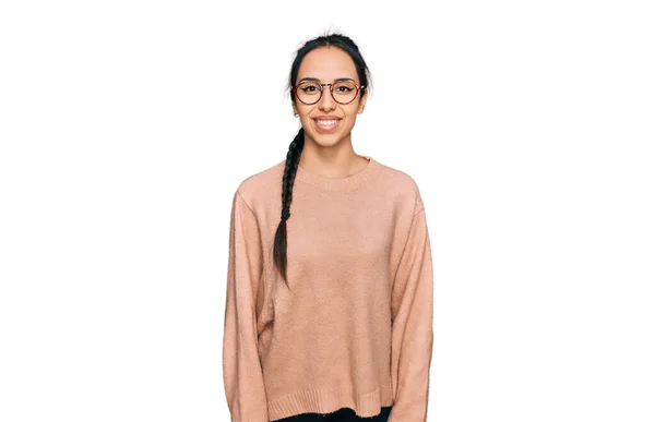 幸せとクールな笑顔でカジュアルな服やメガネを身に着けている若いヒスパニック系の女の子 運のいい人 — ストック写真