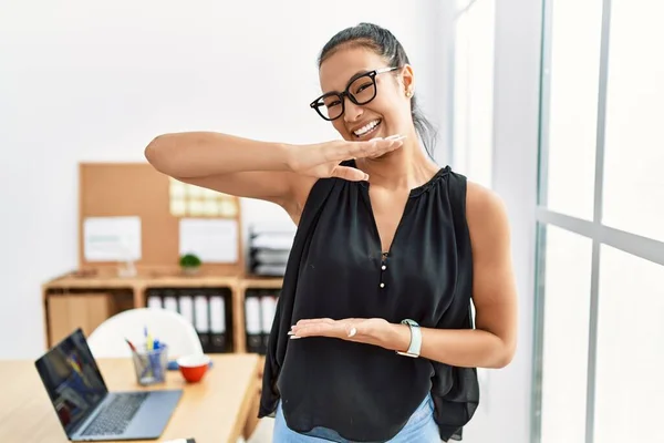 Joven Mujer Negocios Hispana Que Trabaja Oficina Haciendo Gestos Con —  Fotos de Stock