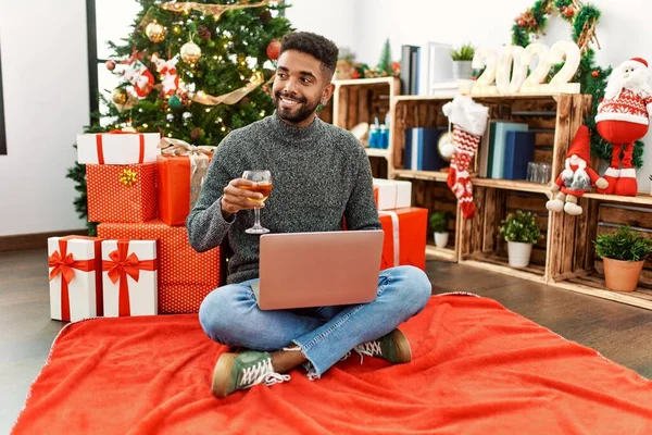 Young African American Man Celebrating Christmas Drinking Champagne Using Laptop — Stock Photo, Image