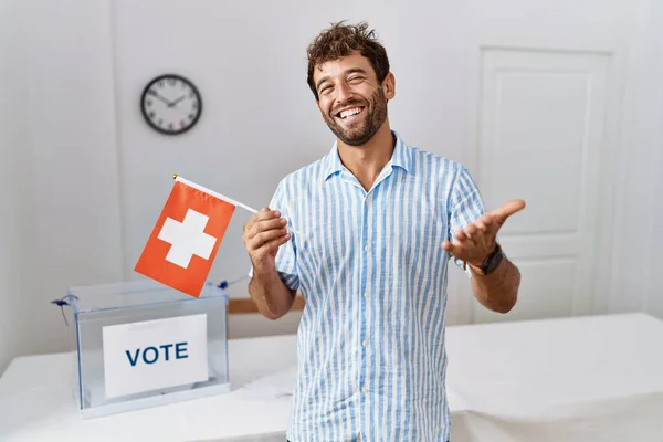 Ung Stilig Man Politisk Kampanj Val Håller Switzerland Flagga Fira — Stockfoto