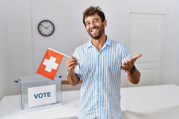 Jovem Homem Bonito Eleição Campanha Política Segurando Bandeira Suíça Celebrando — Fotografia de Stock