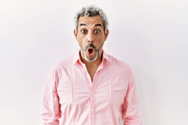 Orta yaşlı İspanyol bir adam tecrit edilmiş bir geçmişin başında korku, korku ve heyecan dolu bir yüz ifadesiyle dehşete düşmüş ve şok olmuştu.. 