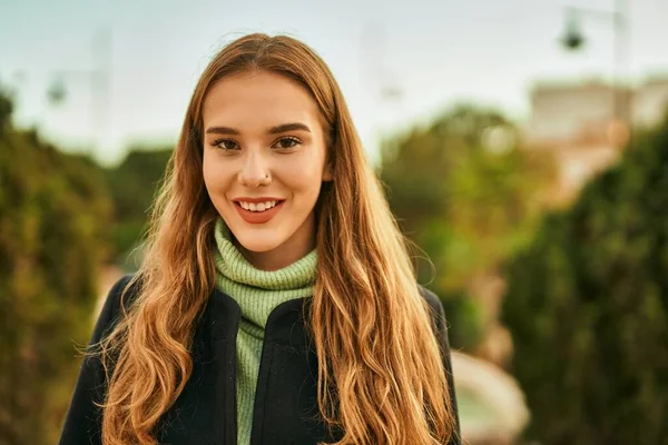 Jovem Loira Sorrindo Feliz Cidade — Fotografia de Stock