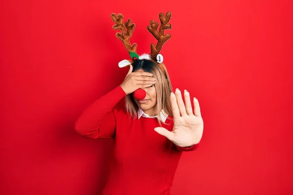 Belle Femme Hispanique Portant Chapeau Noël Cerf Nez Rouge Couvrant — Photo