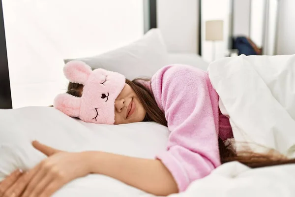 Menina Chinesa Nova Vestindo Máscara Sono Engraçado Dormindo Cama Quarto — Fotografia de Stock