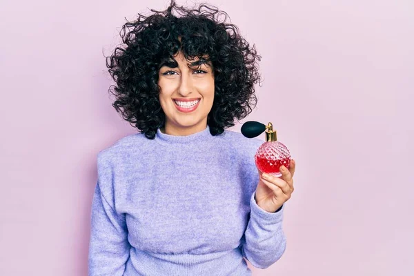 Jovem Mulher Oriente Médio Segurando Perfume Olhando Positivo Feliz Sorrindo — Fotografia de Stock