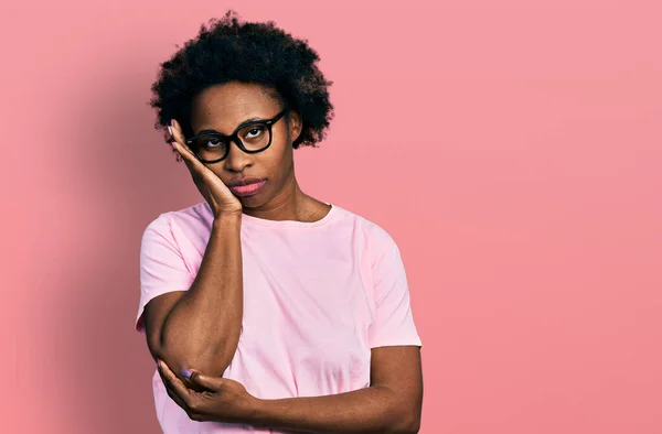 Afričanky Americká Žena Afro Vlasy Sobě Ležérní Oblečení Brýle Myšlení — Stock fotografie