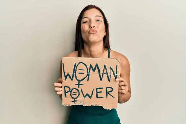 Jovem Mulher Latina Segurando Banner Poder Mulher Olhando Para Câmera — Fotografia de Stock