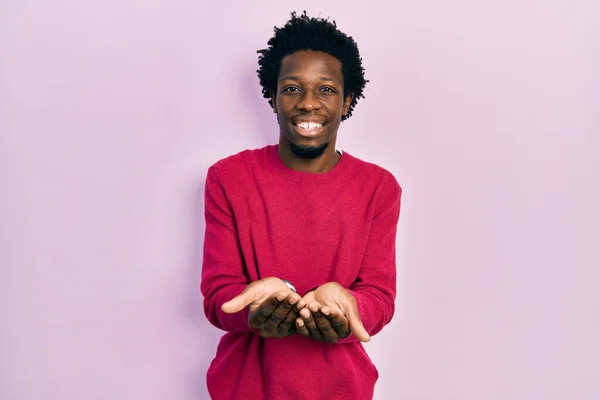 Joven Hombre Afroamericano Vistiendo Ropa Casual Sonriendo Con Las Palmas —  Fotos de Stock