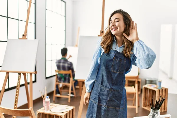 Joven Artista Mujer Estudio Arte Sonriendo Con Mano Sobre Oído — Foto de Stock