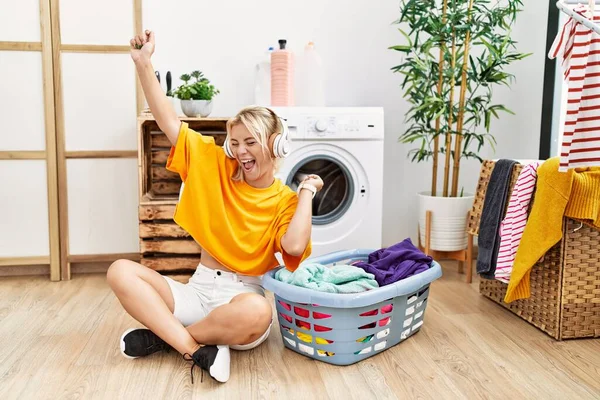 Ung Blond Flicka Gör Tvätt Lyssna Musik Hemma — Stockfoto