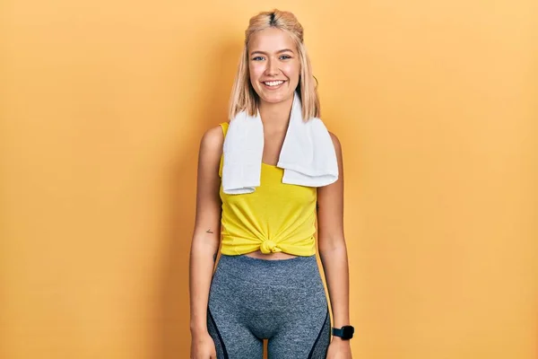 Vacker Blond Sport Kvinna Bär Träningskläder Med Ett Lyckligt Och — Stockfoto