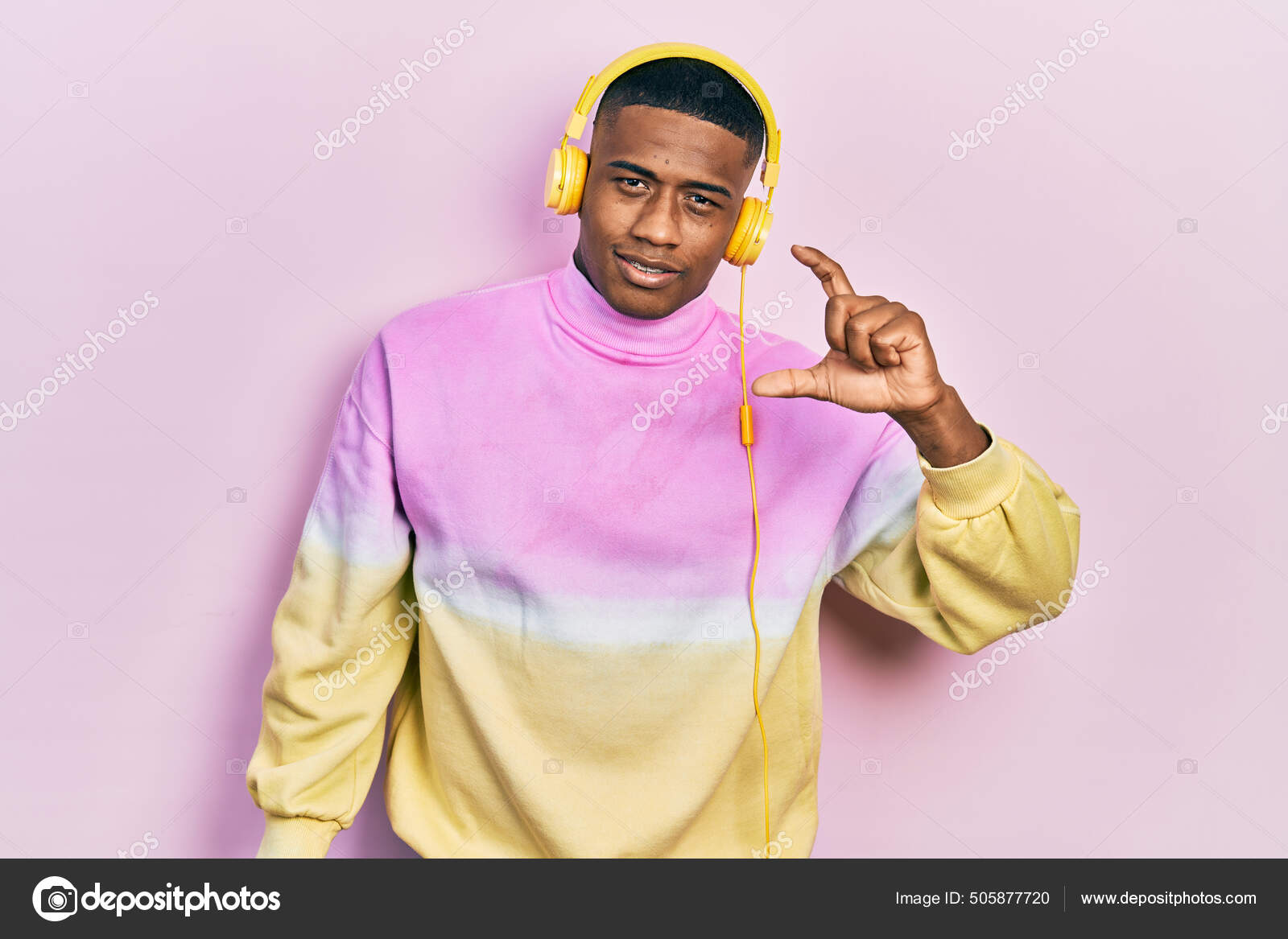 Молодой Черный Человек Слушает Музыку Наушниках Улыбается Уверенно.