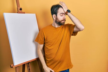 Boyacı sehpasının yanında duran beyaz sakallı bir adam. Yanlışlıkla el ele tutuşup şaşırdı. Hatayı hatırla. Unuttum, kötü hafıza kavramı. 