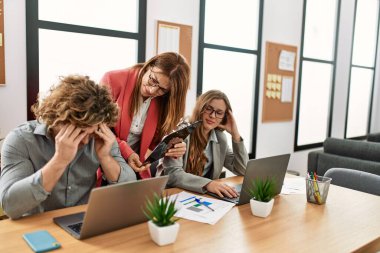 Müdür ofisteki çalışana kızgın..