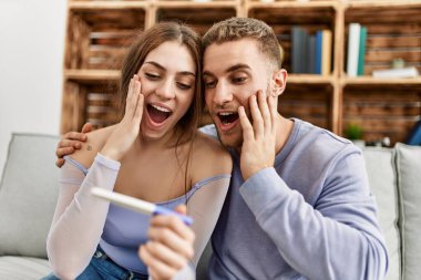 Genç beyaz çift evde hamile test sonuçlarını görünce şaşırdı..