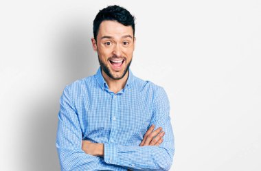 Kollarını kavuşturmuş İspanyol sakallı bir adam çılgınca bir jest yapıyor ve başarıya hayret ediyor gözleri açık heyecanla bağırıyor.. 