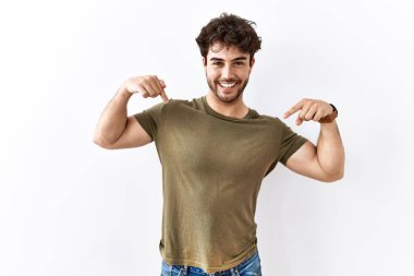 İzole edilmiş beyaz arka planda duran İspanyol bir adam. Yüzünde bir gülümsemeyle, gururlu ve mutlu bir şekilde kendini gösteren bir adam.. 