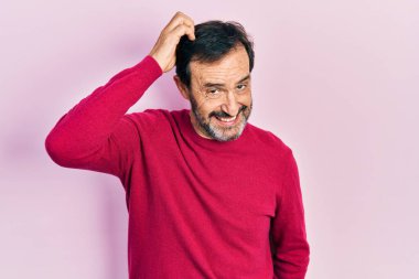 Gündelik kıyafetler giyen orta yaşlı İspanyol bir adam soru sorup kafasını karıştırıyor. Şüpheyle kararsız, kafa kafaya düşünerek. Düşünceli kavram. 