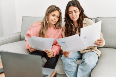 Aile ekonomisini kontrol eden genç çift.