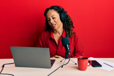 Güzel, orta yaşlı bir kadın midesi üstünde çalışıyor çünkü hazımsızlık, acı verici bir hastalık kendini iyi hissetmiyor. Ağrı kavramı. 