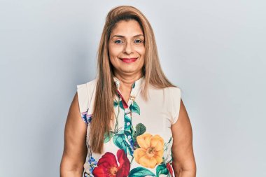 Yüzünde ciddi bir ifade olan günlük kıyafetler giyen orta yaşlı İspanyol bir kadın. Basit ve doğal bir şekilde kameraya bakıyorsun.. 