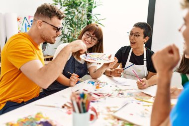 Resim stüdyosunda çizim yapan bir grup insan..