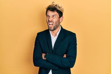 Sakallı, iş elbisesi giyen, kollarını kavuşturmuş yakışıklı bir adam. Kral kızgın ve kızgın bir şekilde bağırıyor. Öfkeyle bağırıyor. öfke ve agresif konsept. 