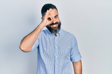 Gündelik giysiler giyen genç İspanyol adam gülümsüyor. Mutluluktan gülümsüyor. 