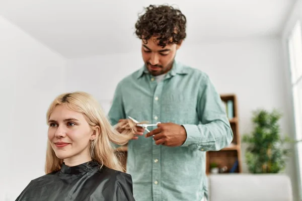 Ung Man Klipper Hår Till Sin Flickvän Hemma — Stockfoto