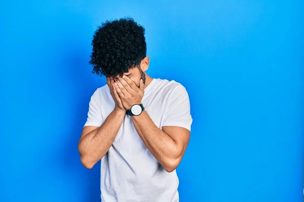 Jeune Homme Arabe Barbu Portant Shirt Blanc Décontracté Avec Une — Photo