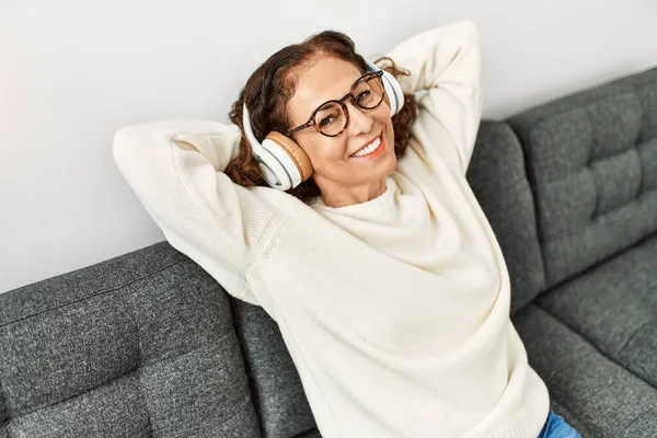 Middle Age Hispanic Woman Smiling Confident Listening Music Home — ストック写真