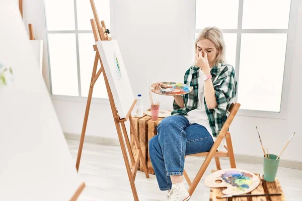 Joven Artista Mujer Pintura Sobre Lienzo Estudio Arte Cansado Frotando —  Fotos de Stock