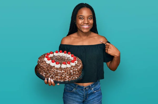 Junge Afrikanisch Amerikanische Frau Feiert Geburtstag Mit Einem Großen Schokoladenkuchen — Stockfoto