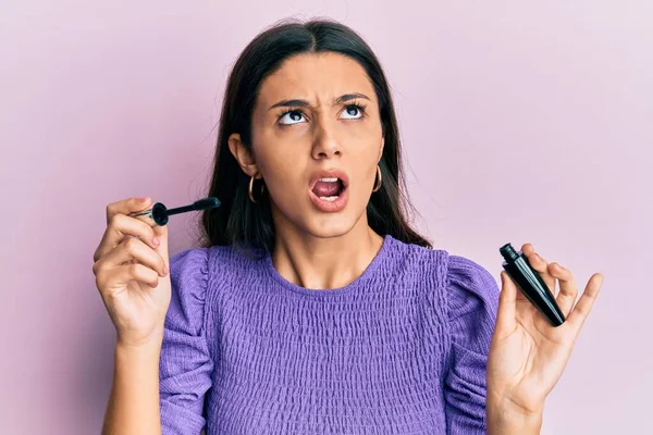 Young Hispanic Woman Holding Eyelashes Curler Angry Mad Screaming Frustrated — Stock Photo, Image