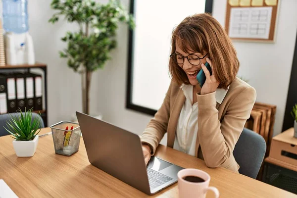 Jonge Kaukasische Zakenvrouw Praten Smartphone Werken Kantoor — Stockfoto